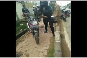Pengin ketawa tapi kasihan, 11 potret kocak orang apes saat naik motor ini bikin ngelus dada