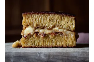 Niatnya makan enak, martabak yang dibeli remaja ini penampakannya malah bikin emosi