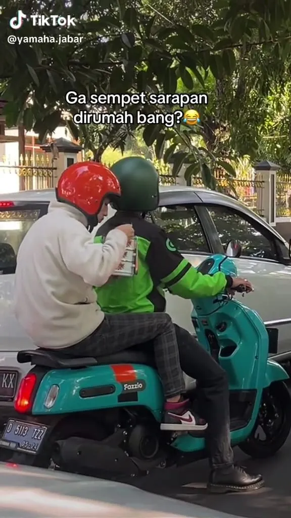 Makan bekal serantang berdua di atas motor © TikTok