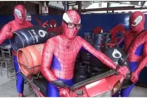 12 Potret kocak Spider-Man andai tinggal di Indonesia, tingkahnya kayak warga lokal banget