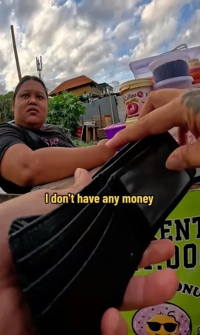 aksi pedagang beri donat gratis TikTok