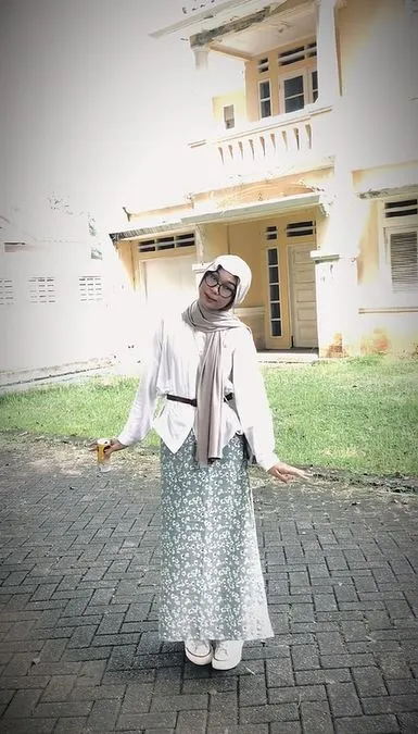 wanita tak sengaja rekam penampakan saat cek outfit TikTok