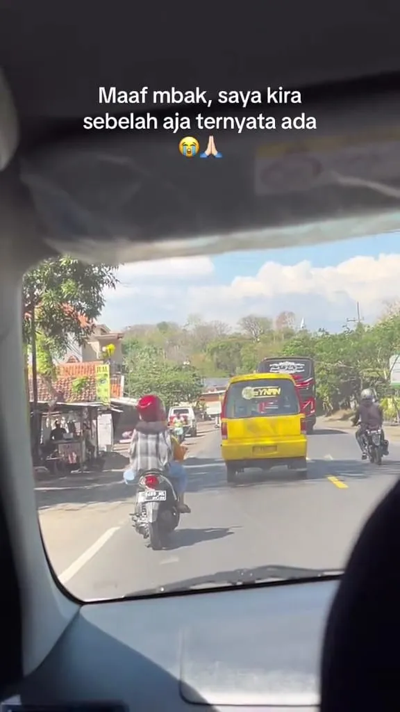Trik duduk nyeleneh di atas motor © TikTok Trik duduk nyeleneh di atas motor © TikTok