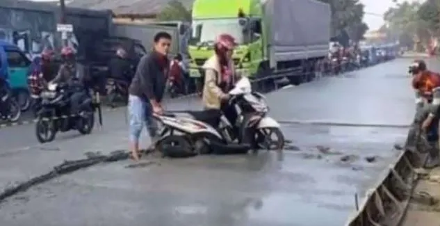 Potret kocak jalan cor rusak Berbagai sumber Potret kocak jalan cor rusak Berbagai sumber