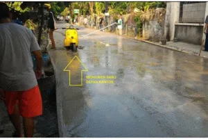 11 Potret kocak jalan cor rusak padahal masih basah ini bikin ngelus dada, penyebabnya nyeleneh abis