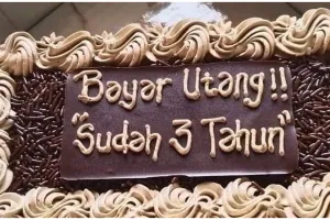 11 Potret kocak kasih kejutan pakai kue ulang tahun, bingung antara senang atau sedih
