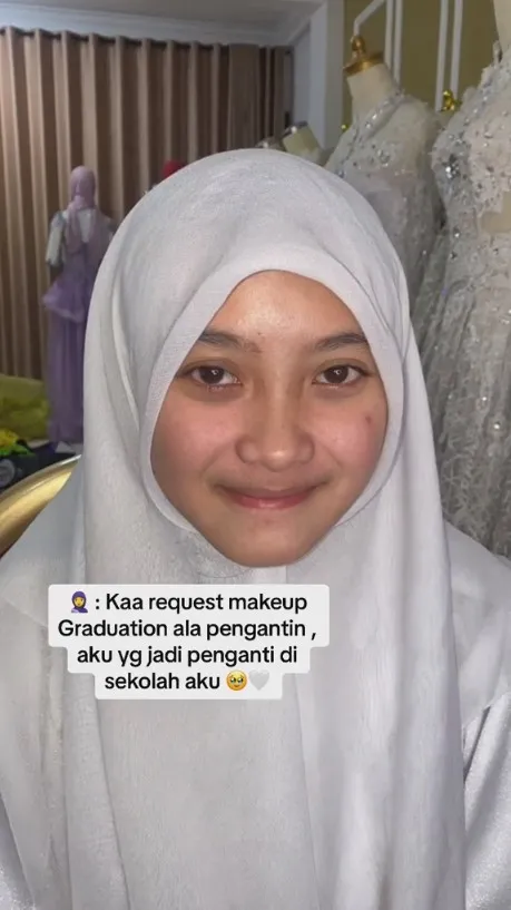 makeup wisuda tapi mirip pengantin © 2023 brilio.net makeup wisuda tapi mirip pengantin © 2023 brilio.net