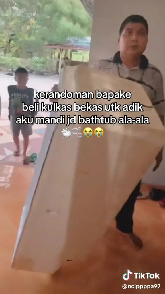 Kulkas bekas disulap jadi bathtub © TikTok Kulkas bekas disulap jadi bathtub © TikTok