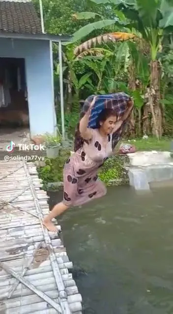 Trik bikin pelampung dari sarung © TikTok Trik bikin pelampung dari sarung © TikTok