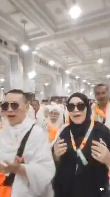 Umi Kalsum sibuk video saat umrah © Instagram
