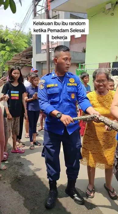 tingkah absurd emak-emak saat evakuasi piton TikTok