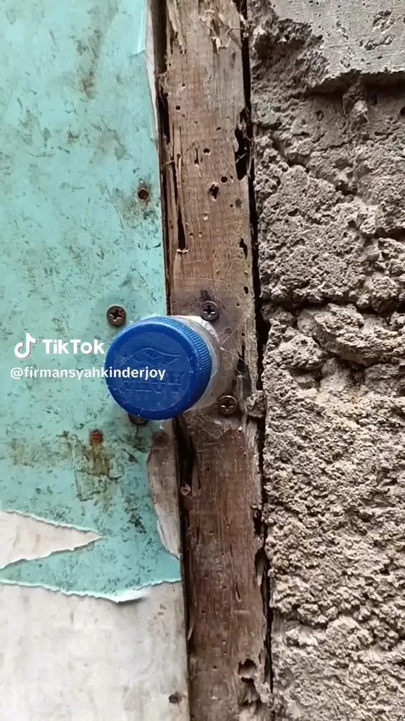 Pintu dikunci pakai tutup botol © TikTok Pintu dikunci pakai tutup botol © TikTok