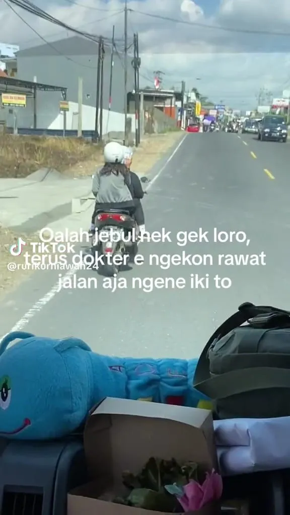 Wanita naik motor sambil diinfus © TikTok