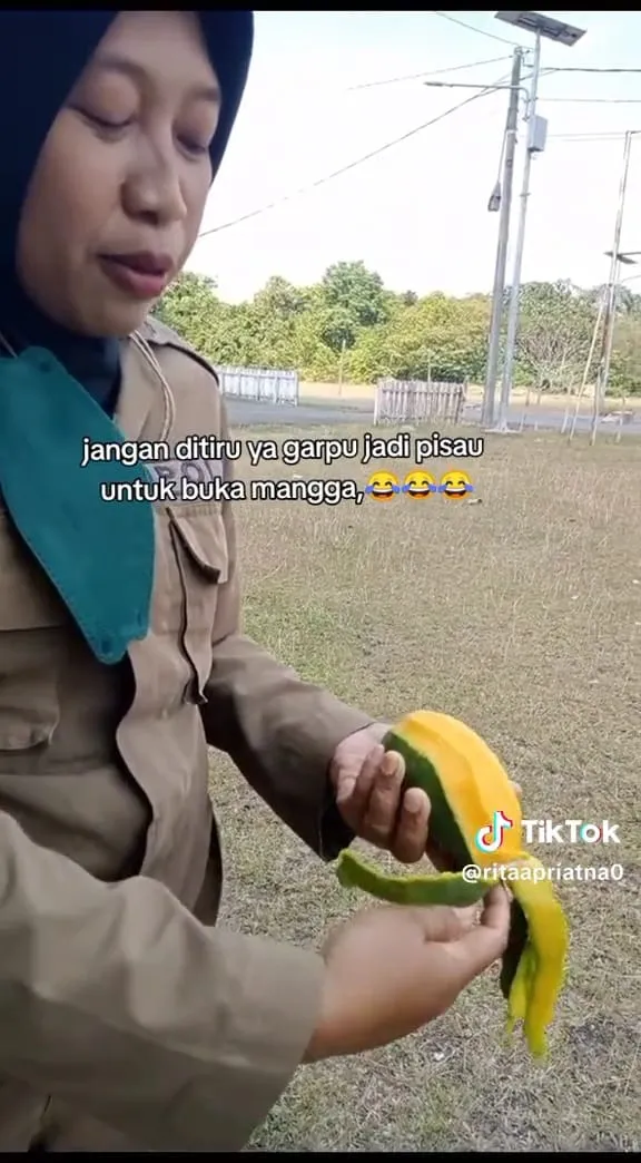 Kupas mangga nggak pakai pisau © TikTok