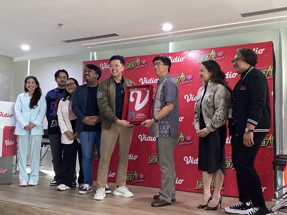 Vidio beri penghargaan pada sinetron Lara Ati 2 yang ditonton 10 juta kali © berbagai sumber Vidio beri penghargaan pada sinetron Lara Ati 2 yang ditonton 10 juta kali © berbagai sumber