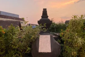 Bangunan ini berdiri 1930, karena keunikannya disebut candi, dibangun demi hindari kerja paksa