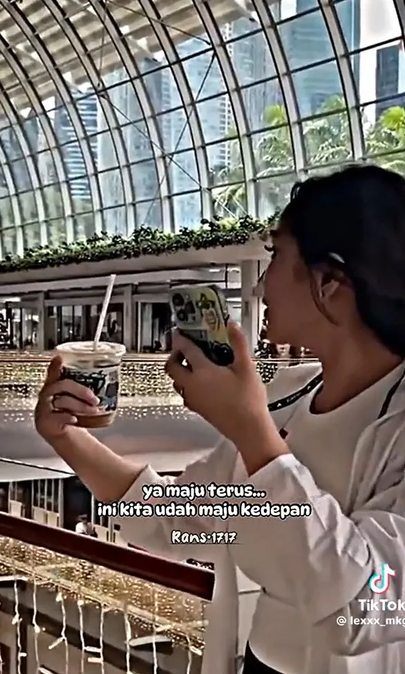 Sarah Sechan curhat attitude artis sultan teriak di luar negeri © berbagai sumber