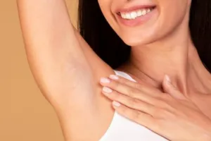 Tak perlu scrub oatmeal, begini trik atasi ketiak bau dan menghitam pakai 1 jenis buah-buahan