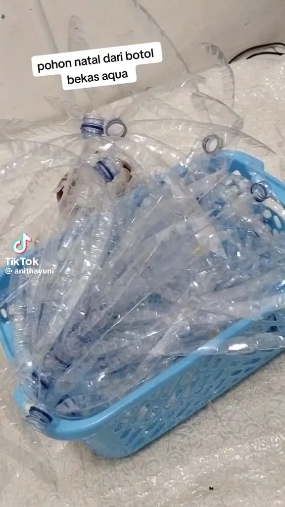 Pohon natal dari botol plastik © TikTok Pohon natal dari botol plastik © TikTok