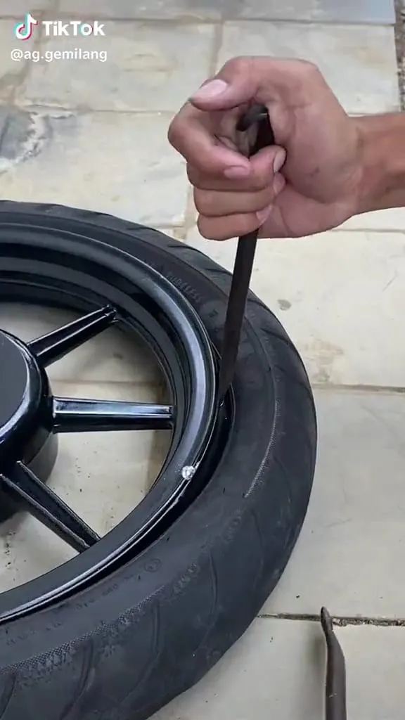 Cara kasar lepas ban © TikTok Cara kasar lepas ban © TikTok