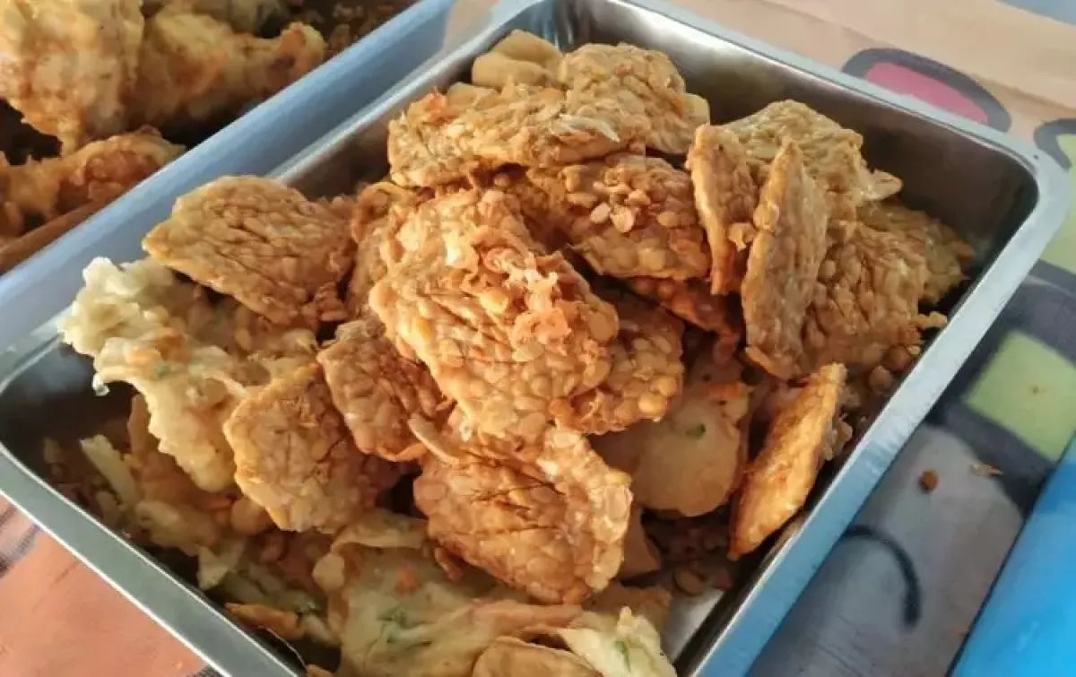 Dalam tiga jam, Pak Noo bisa menjual 400 tempe garit goreng