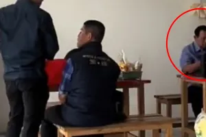7 Momen SBY makan mi kemasan di warung pinggir jalan ini vibes-nya bak bapak-bapak lagi nongkrong
