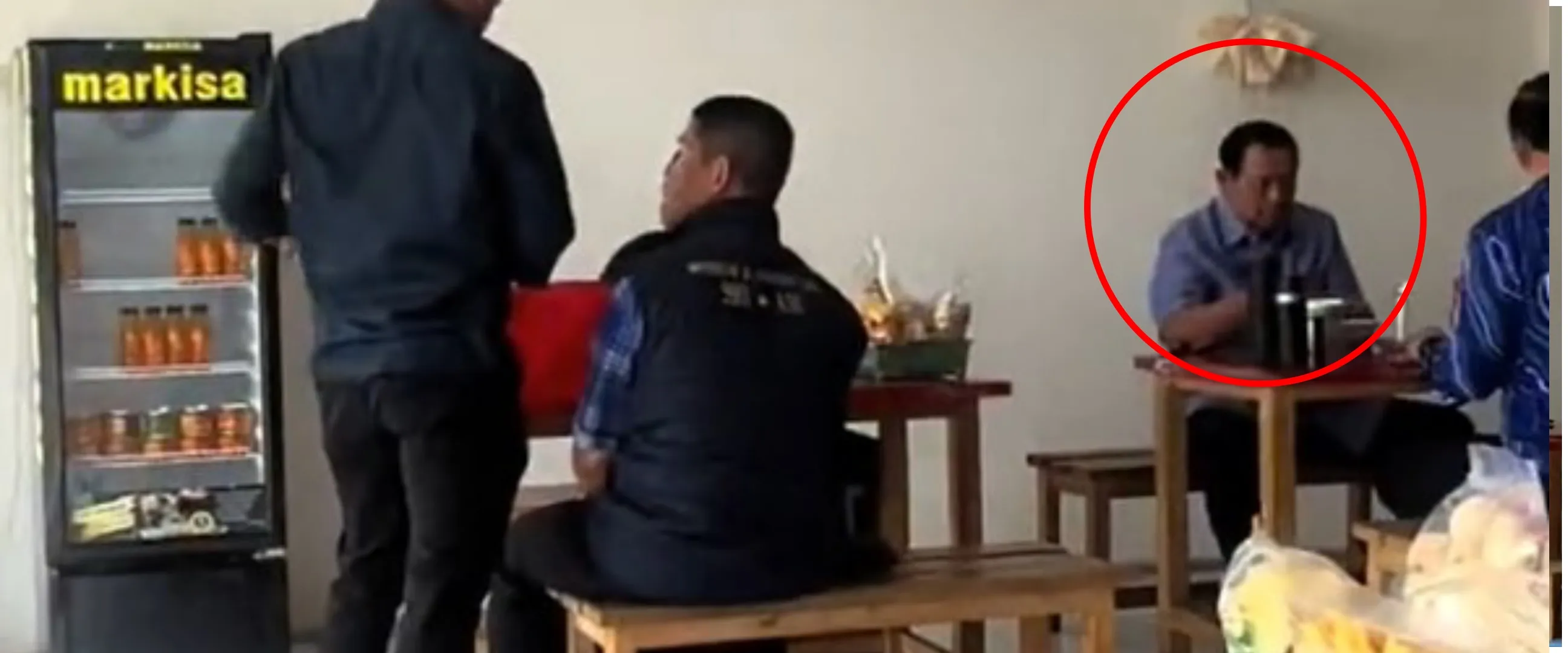 7 Momen SBY makan mi kemasan di warung pinggir jalan ini vibes-nya bak bapak-bapak lagi nongkrong