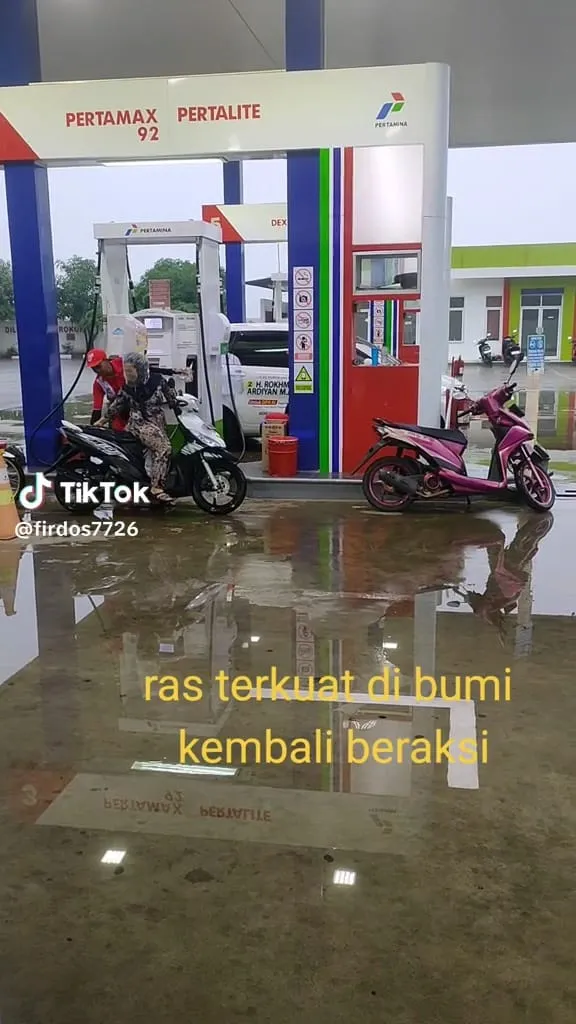 Ibu pakai helm nyeleneh © TikTok
