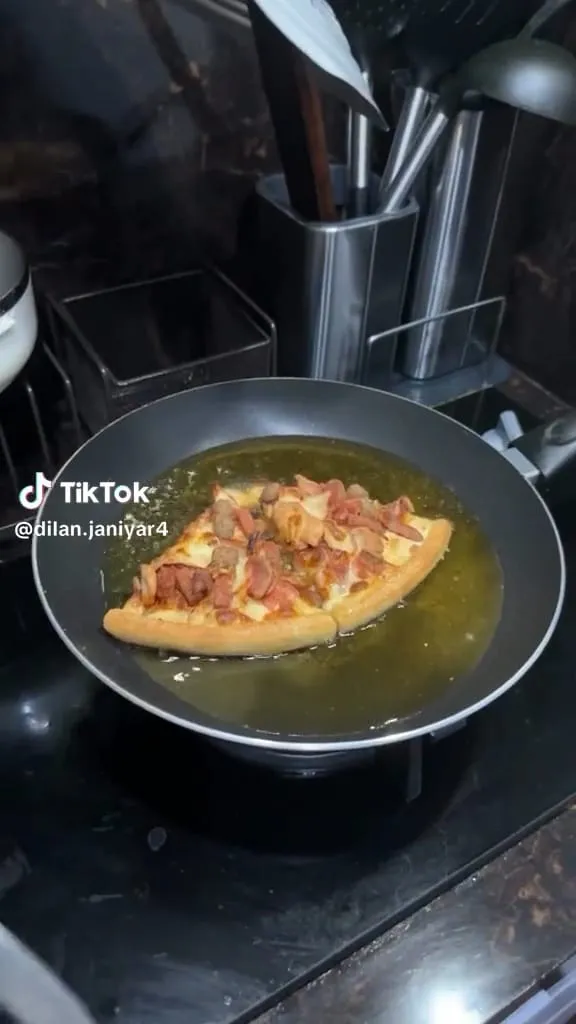 Cewek makan pizza goreng © TikTok