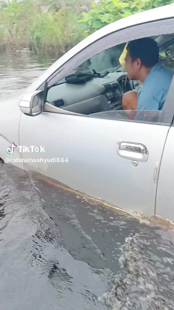 Pengendara mobil nerabas banjir © TikTok Pengendara mobil nerabas banjir © TikTok