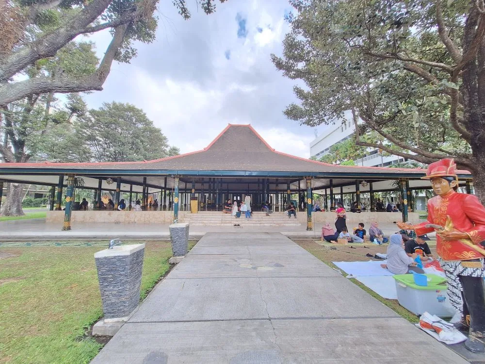 Liputan Pasar Wiguna © 2024 brilio.net Liputan Pasar Wiguna © 2024 brilio.net