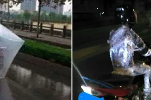 11 Potret kocak orang pakai jas hujan kelewat nyeleneh ini bikin ngelus dada, pengen emosi tapi lucu