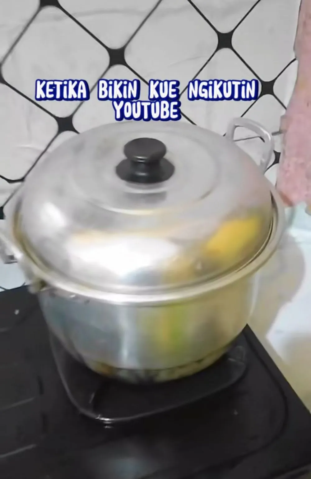 bikin kue ikuti tutorial © TikTok bikin kue ikuti tutorial © TikTok