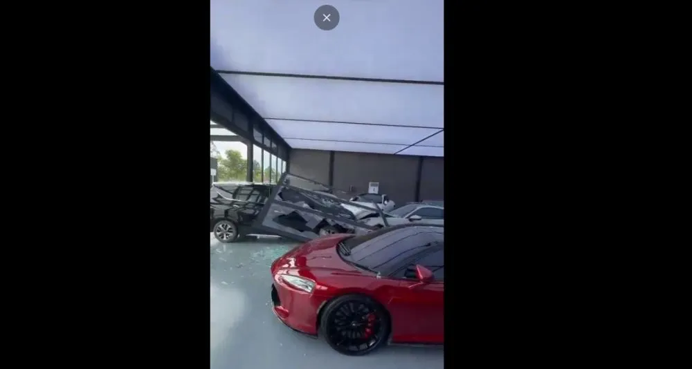 Viral momen mobil Xpander tabrak Porsche © X