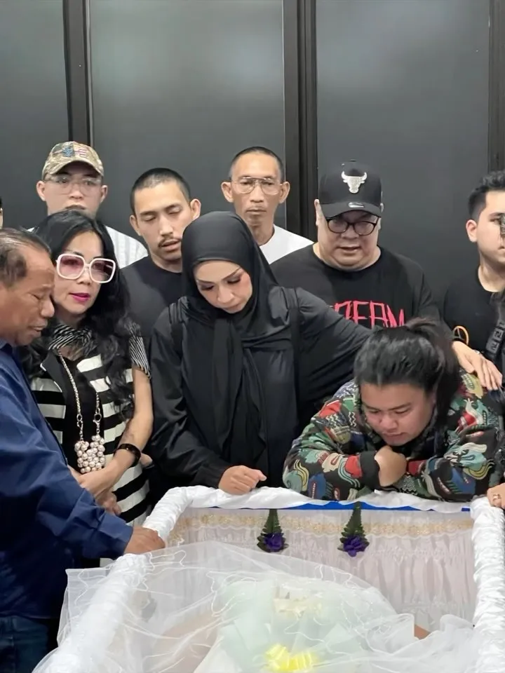 Adik Melly Goeslaw meninggal dunia © 2024 brilio.net