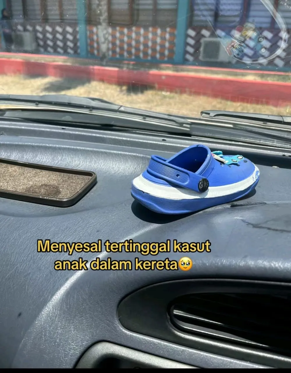 sepatu menjadi kecil di jemur © TikTok