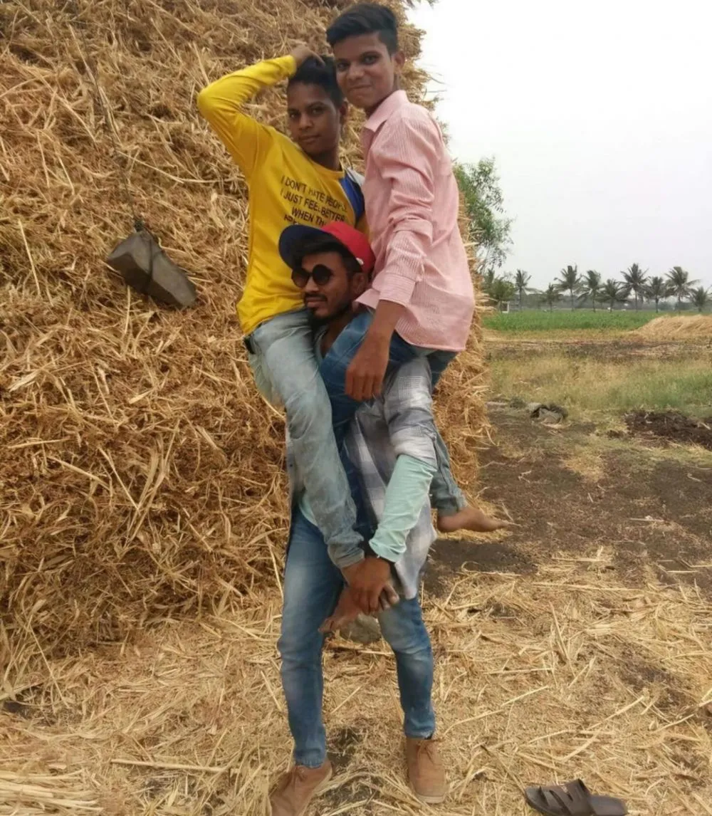 Potret kocak tingkah laku warga vridavan dari berbagai sumber Potret kocak tingkah laku warga vridavan dari berbagai sumber