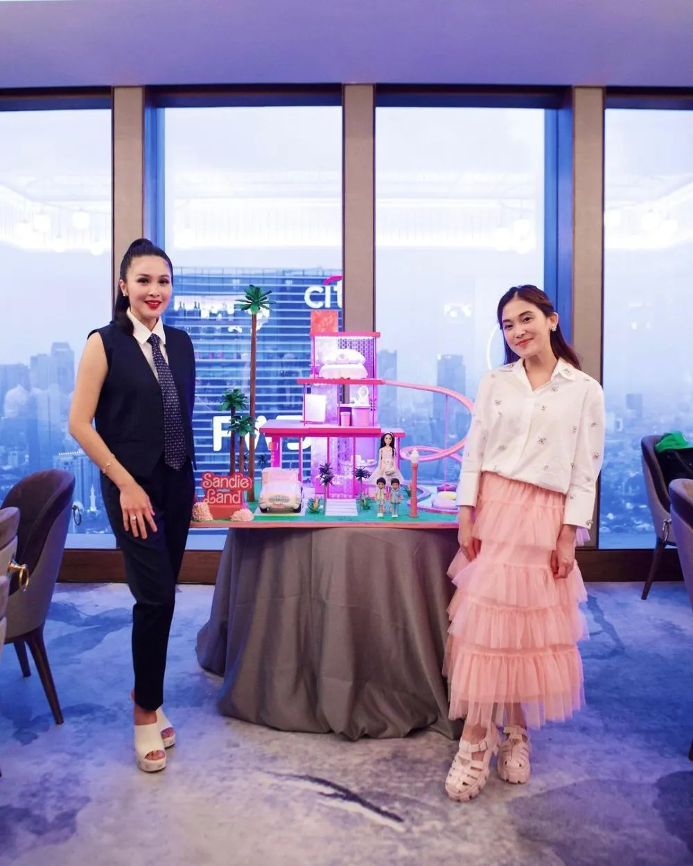 momen sandra dewi dikado mobil mewah © instagram