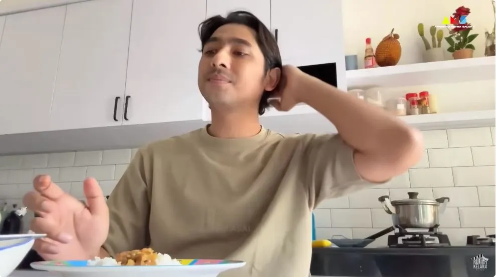 potret dapur semi outdoor rumah ortu arya saloka © YouTube potret dapur semi outdoor rumah ortu arya saloka © YouTube