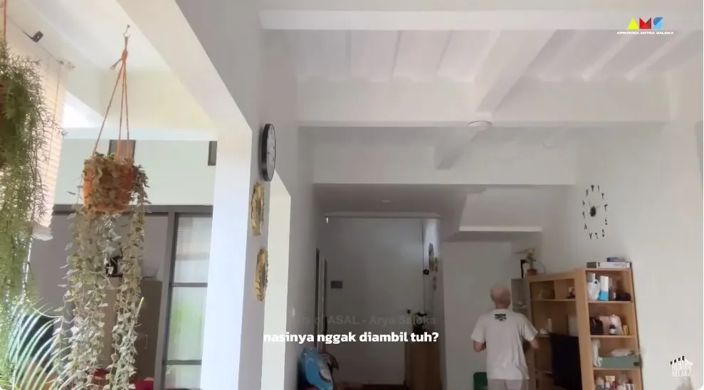 potret dapur semi outdoor rumah ortu arya saloka © YouTube potret dapur semi outdoor rumah ortu arya saloka © YouTube