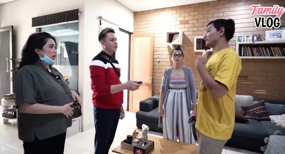 ruang tamu Hesti Purwadinata © 2024 brilio.net ruang tamu Hesti Purwadinata © 2024 brilio.net