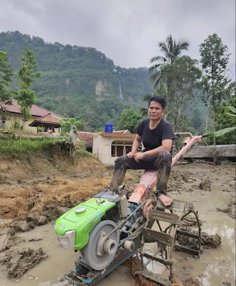 potret kesederhanaan ayah lesty urus sawah © berbagai sumber potret kesederhanaan ayah lesty urus sawah © berbagai sumber