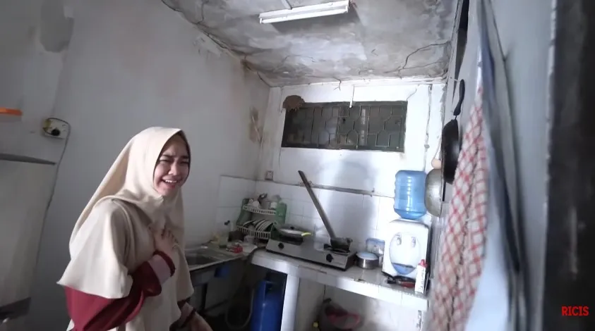 dapur Ria Ricis dinding penuh jamur © YouTube dapur Ria Ricis dinding penuh jamur © YouTube