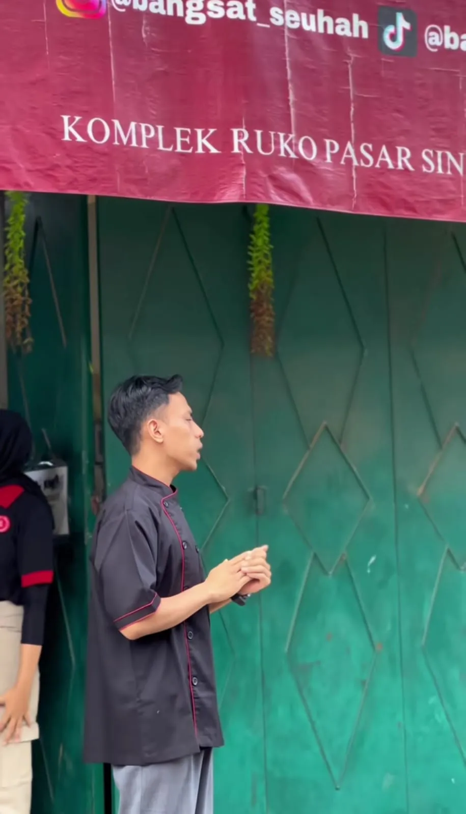 owner seblak buka loker ini ngaku syok dan kewalahan © TikTok owner seblak buka loker ini ngaku syok dan kewalahan © TikTok