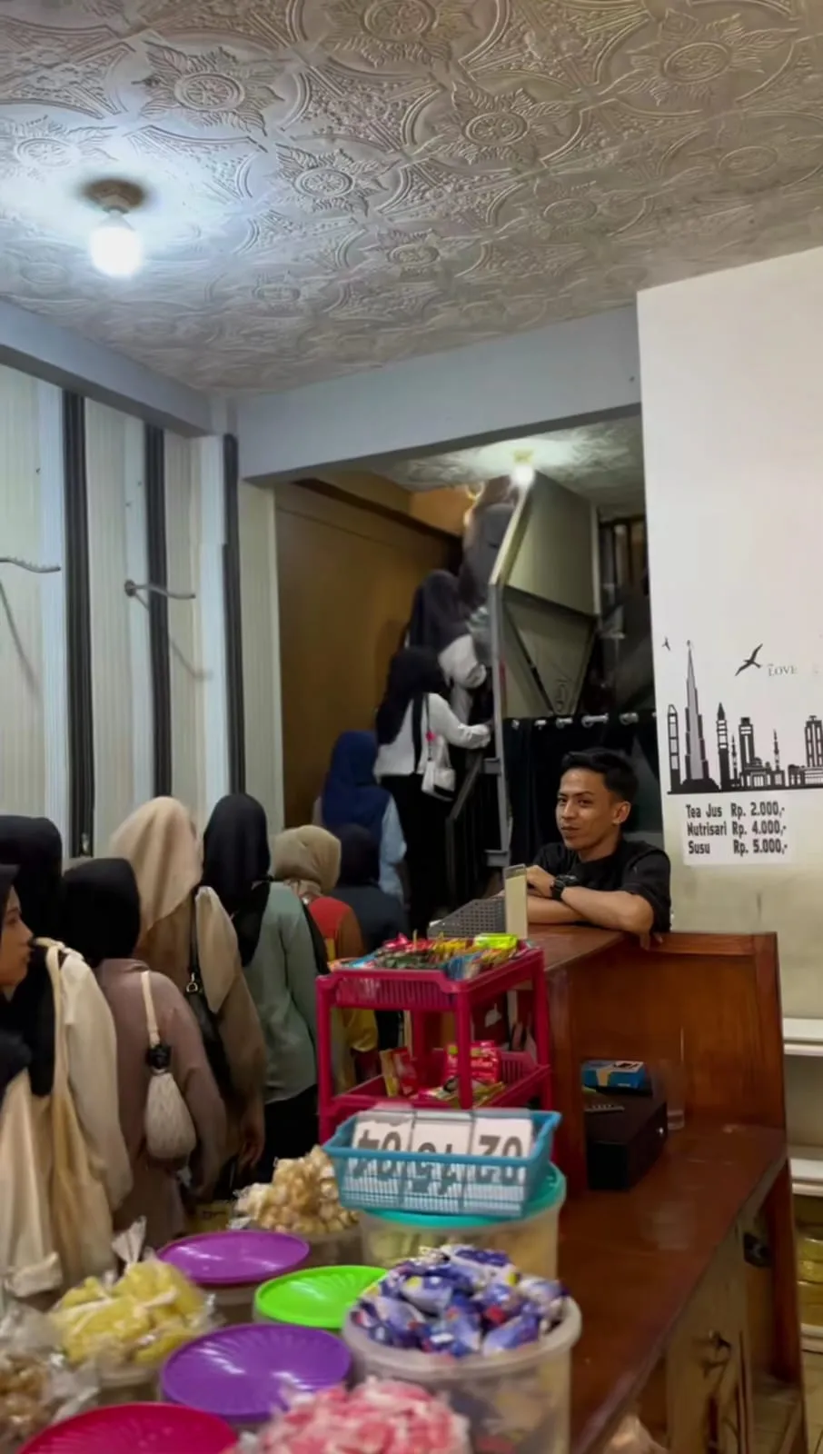 owner seblak buka loker ini ngaku syok dan kewalahan © TikTok owner seblak buka loker ini ngaku syok dan kewalahan © TikTok