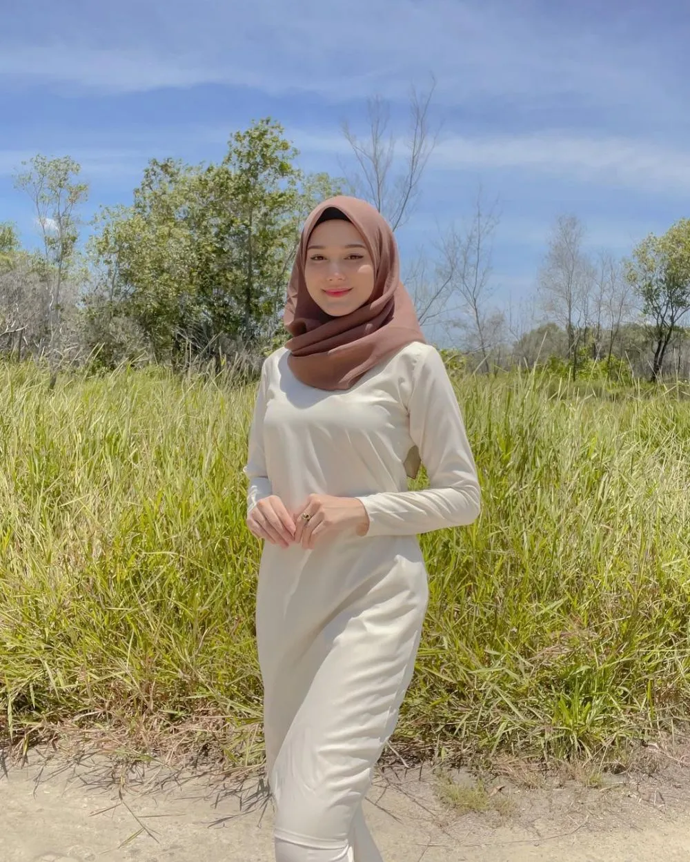 gaya Yasmine Ow istri Aditya Zoni saat mengenakan kerudung  © 2024 Instagram