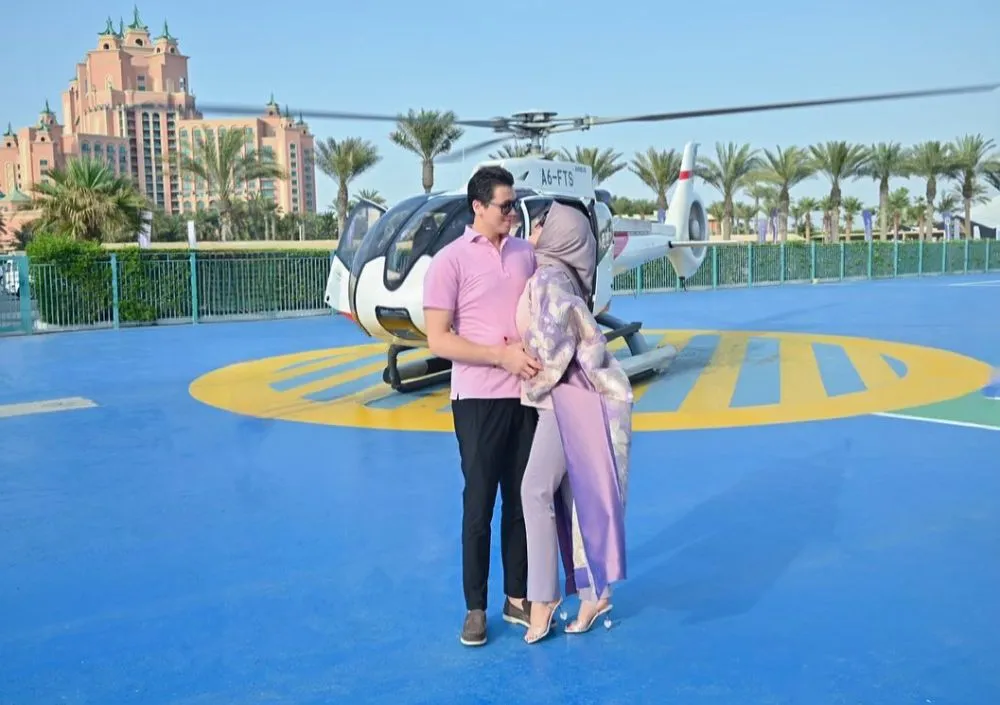 momen reino barack dan syahrini baby bump © 2024 Instagram