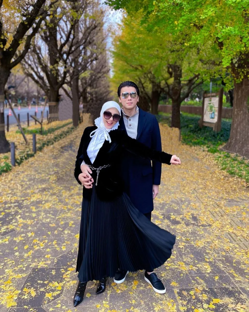 momen reino barack dan syahrini baby bump © 2024 Instagram