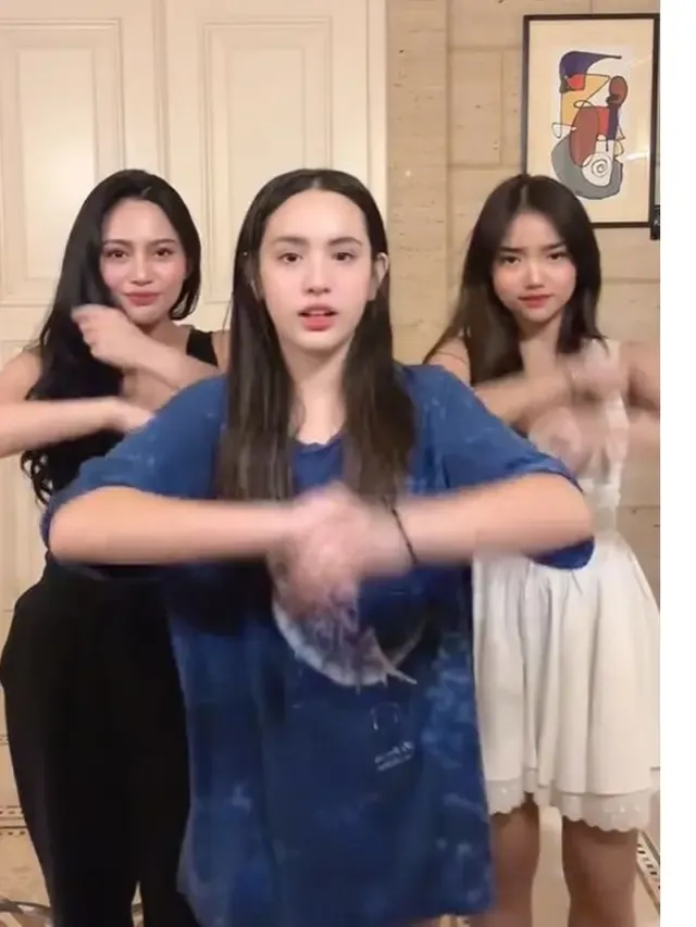 Mikhayla anak Nia Ramadhani TikTokan bareng Fuji © 2024 brilio.net Mikhayla anak Nia Ramadhani TikTokan bareng Fuji © 2024 brilio.net