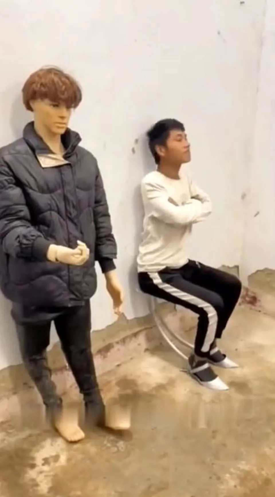 Lifehack nyeleneh sepatu ada tempat duduk TikTok Lifehack nyeleneh sepatu ada tempat duduk TikTok